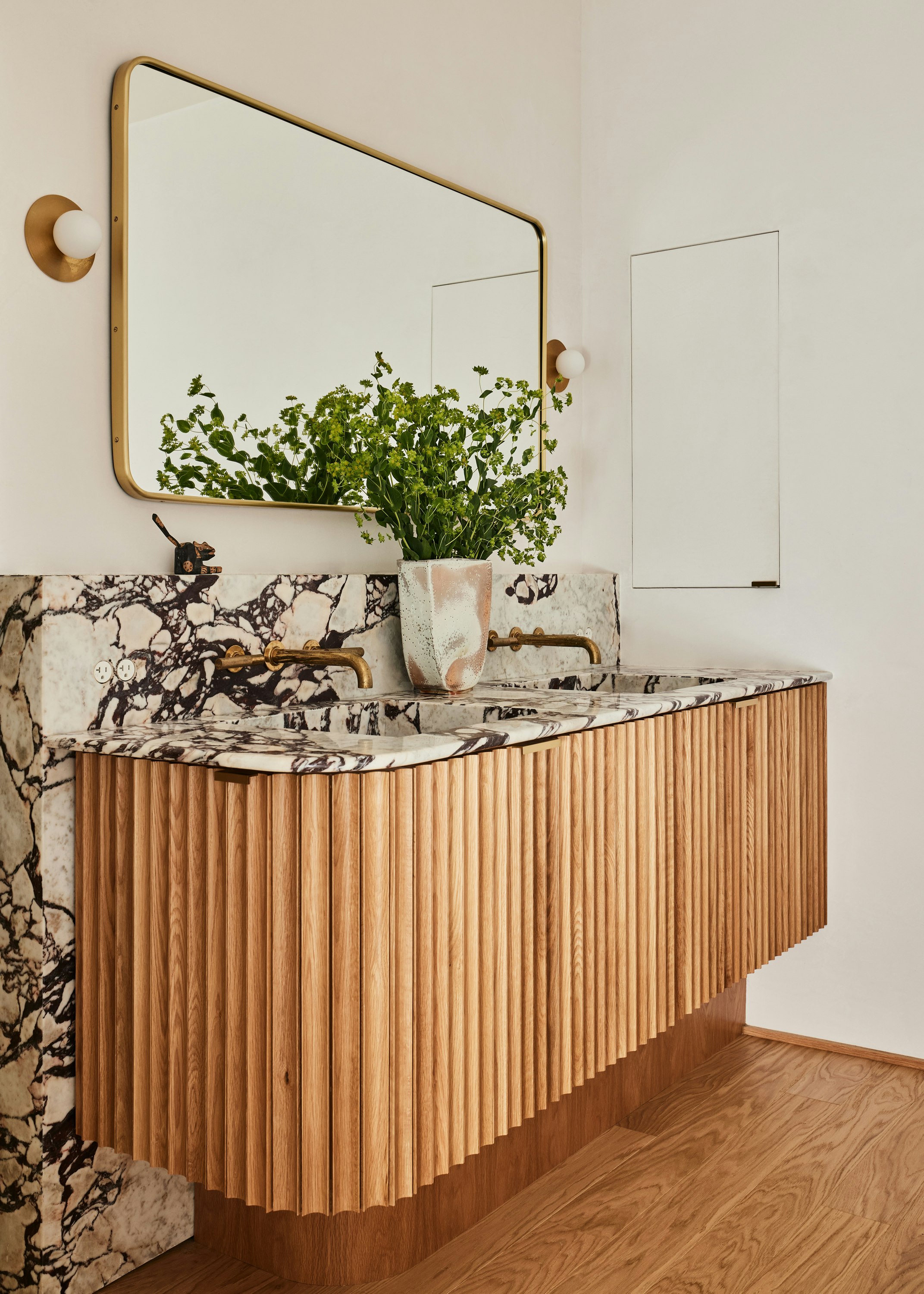 16 Primary Bathroom 003