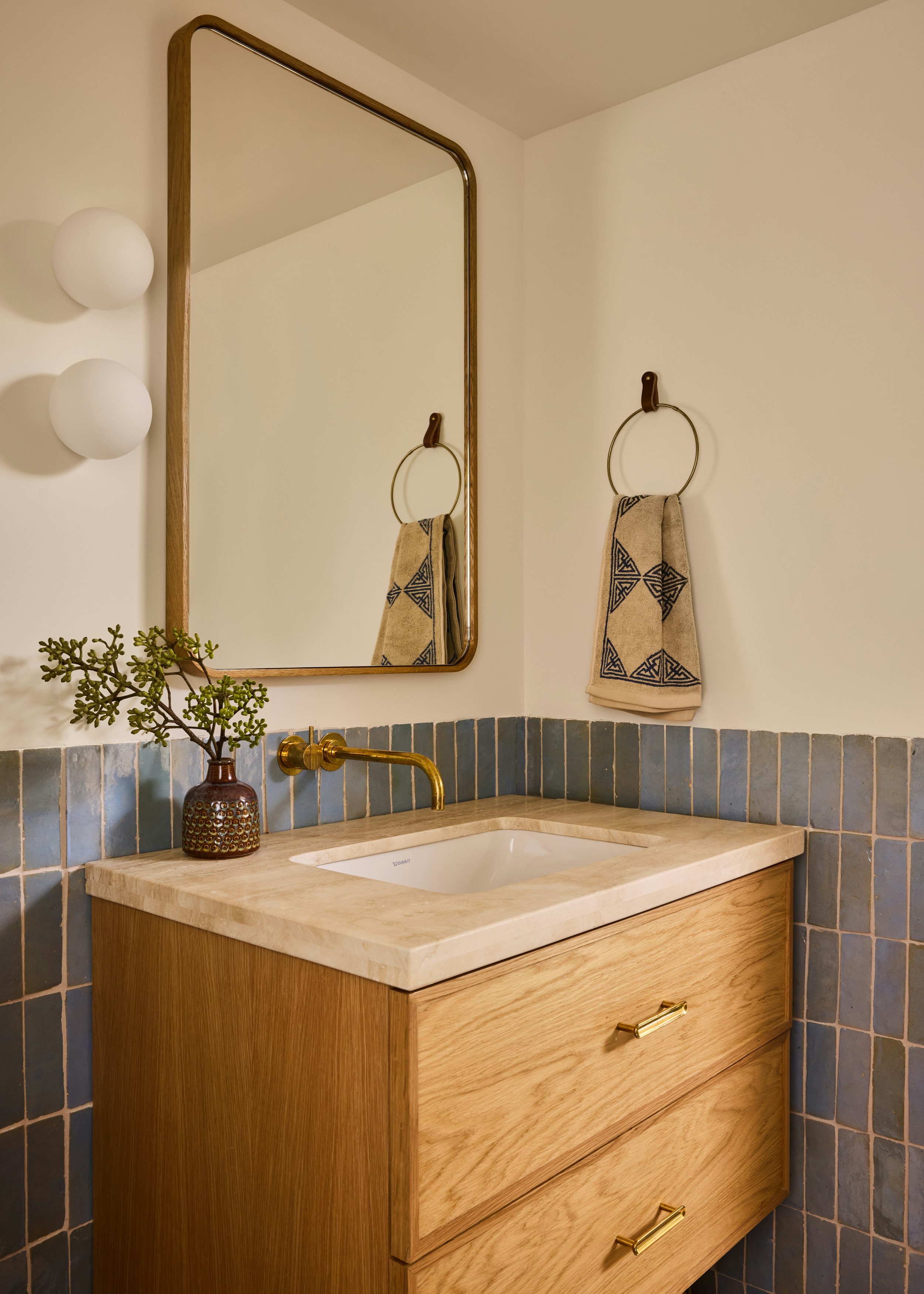 32 Grove Townhouse Kids Bathroom 007